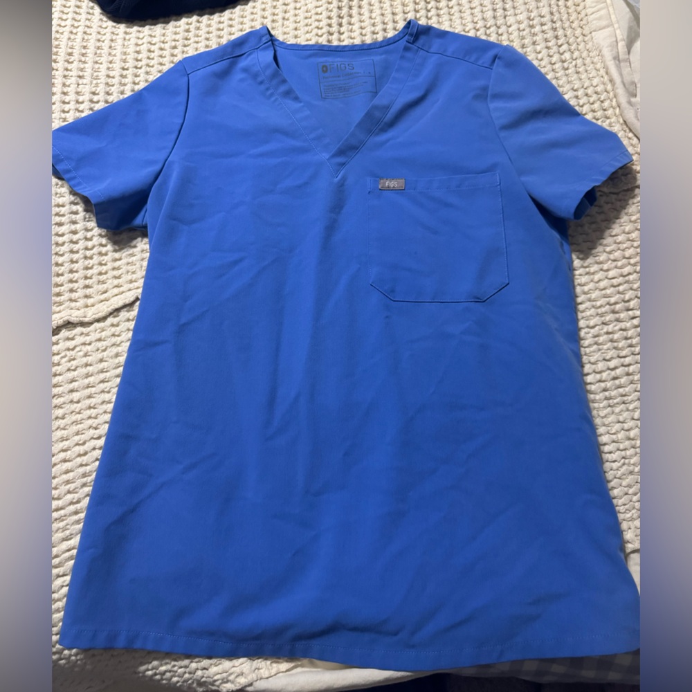 Figs women’s one pocket scrub top in color ceil blue
